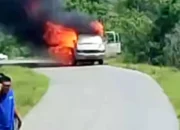 Mobil Penumpang Hangus Terbakar di Jalan Poros Wamengkoli Buton Tengah, Diduga Akibat Korsleting