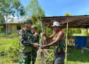 Berbagi Alkitab, Satgas Yonif 521/DY Pererat Silaturahmi di Kampung Wekolani