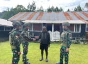 Karya Bakti Satgas Yonif 521/DY Bersihkan Lingkungan Gereja Bezer di Distrik Kelila