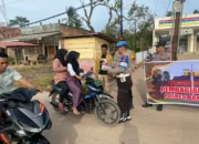 Polres Banyuasin Untuk Masyarakat, Kapolsek Muara Padang Bagikan Takjil Menjelang buka Puasa