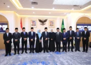 Menag Serahkan Keppres Penetapan Anggota BAZNAS kepada Dirjen Bina Keuda Agus Fatoni