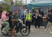 Kolaborasi Seniman Dan Babinsa Berbagi Takjil Jelang Berbuka Puasa