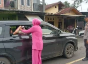 Jelang Berbuka, Polsek Sinjai Selatan dan Bhayangkari Bagikan Takjil kepada Warga.