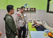 Wujud Kepedulian, Kapolres Sinjai Jenguk Anggotanya yang Sakit di RSUD.