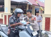 Tebar Kebaikan di Penghujung Ramadhan, Kasi Keu Polres Sinjai Pimpin Pembagian Takjil Gratis
