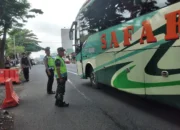 Babinsa Kodim 0724/Boyolali Bantu Pengamanan Arus Balik di Pospam Pasar Ampel