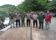 Petugas Gabungan Pantau Wisatawan Di Pantai Paranggupito Wonogiri