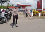 Kapolsek Sinjai Timur Pimpin Pengaturan Lalu Lintas di Tengah Lonjakan Antrean BBM