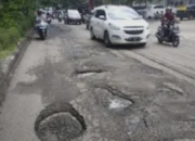 Lubang Menganga di Jalan Lajoa Lalange Soppeng, Pengendara Terancam Celaka
