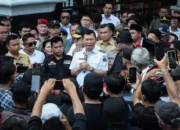 Wakil Gubernur Sulawesi Utara Dengar Aspirasi Masyarakat di Halaman Kantor Gubernur