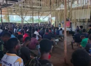 Satgas Yonif 123/Rajawali Bersama Masyarakat Rayakan Malam Paskah Hari Kebangkitan Yesus Kristus