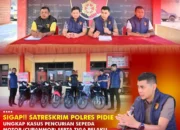 ‎Polres Pidie Ungkap Kasus Curanmor, Tiga Pelaku Ditangkap ‎ ‎Pidie – Satuan Reserse Kriminal (Satreskrim) Polres Pidie berhasil mengungkap kasus pencurian sepeda motor (curanmor) yang terjadi di beberapa lokasi di wilayah Kabupaten Pidie. Kamis, 23/4/2026. ‎ ‎Dalam pengungkapan tersebut, tiga orang pelaku berhasil diamankan beserta barang bukti hasil kejahatan. ‎Pengungkapan ini merupakan tindak lanjut dari dua laporan Polisi, yakni LP/B/28/II/2026 tertanggal 10 Februari 2026 dan LP/B/37/II/2026 tertanggal 25 Februari 2026. Berdasarkan hasil penyelidikan, aksi pencurian terjadi di Gampong Jeumpa, Kecamatan Pidie, serta di Gampong Siron Paloh, Kecamatan Padang Tiji. ‎ ‎Tiga tersangka yang diamankan masing-masing berinisial EN (50), RN (28), dan AM (28), yang merupakan warga Kabupaten Pidie. Ketiganya memiliki peran berbeda dalam setiap aksi pencurian yang dilakukan. ‎ ‎Kapolres Pidie AKBP Jaka Mulyana, SIK, MIK melalui Kasat Reskrim Polres Pidie Iptu Mirzan, S.H., M.Si menjelaskan, para pelaku beraksi secara bersama-sama dengan menyasar sepeda motor yang terparkir di lokasi sepi. ‎ ‎Mereka menggunakan kunci palsu jenis letter T untuk merusak kunci kontak kendaraan. Dalam salah satu kasus, pelaku juga memanfaatkan kelalaian korban yang meninggalkan kunci di dalam jok sepeda motor. ‎ ‎“Para pelaku beraksi pada waktu-waktu sepi untuk menghindari perhatian warga. Salah satu tersangka terlibat dalam seluruh rangkaian pencurian, sementara pelaku lainnya terlibat di beberapa tempat kejadian perkara,” ujarnya. ‎ ‎Dari hasil pengungkapan, petugas berhasil mengamankan dua unit sepeda motor, yaitu Honda Supra 125 warna hitam dan Honda Beat warna merah putih. Selain itu, diketahui salah satu kendaraan sempat dijual oleh pelaku setelah diubah warna catnya. Terang Iptu Mirzan.  ‎ ‎Penangkapan dilakukan di lokasi berbeda. EN diamankan di Jalan Beureunuen–Tangse saat membawa sepeda motor hasil curian, RN ditangkap di kawasan SPBU Blang Malu, dan AM diamankan di rumahnya di Kecamatan Padang Tiji. ‎ ‎Berdasarkan hasil pemeriksaan, motif para pelaku melakukan pencurian diduga karena faktor ekonomi, salah satunya untuk kebutuhan pembangunan rumah. ‎Atas perbuatannya, para tersangka dijerat dengan Pasal 477 ayat (1) huruf g KUHPidana dengan ancaman hukuman maksimal 5 tahun penjara. ‎ ‎Polres Pidie mengimbau masyarakat agar meningkatkan kewaspadaan, tidak meninggalkan kunci di kendaraan, serta menggunakan kunci pengaman tambahan guna mencegah terjadinya tindak kejahatan serupa. ‎