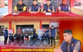 ‎Polres Pidie Ungkap Kasus Curanmor, Tiga Pelaku Ditangkap ‎ ‎Pidie – Satuan Reserse Kriminal (Satreskrim) Polres Pidie berhasil mengungkap kasus pencurian sepeda motor (curanmor) yang terjadi di beberapa lokasi di wilayah Kabupaten Pidie. Kamis, 23/4/2026. ‎ ‎Dalam pengungkapan tersebut, tiga orang pelaku berhasil diamankan beserta barang bukti hasil kejahatan. ‎Pengungkapan ini merupakan tindak lanjut dari dua laporan Polisi, yakni LP/B/28/II/2026 tertanggal 10 Februari 2026 dan LP/B/37/II/2026 tertanggal 25 Februari 2026. Berdasarkan hasil penyelidikan, aksi pencurian terjadi di Gampong Jeumpa, Kecamatan Pidie, serta di Gampong Siron Paloh, Kecamatan Padang Tiji. ‎ ‎Tiga tersangka yang diamankan masing-masing berinisial EN (50), RN (28), dan AM (28), yang merupakan warga Kabupaten Pidie. Ketiganya memiliki peran berbeda dalam setiap aksi pencurian yang dilakukan. ‎ ‎Kapolres Pidie AKBP Jaka Mulyana, SIK, MIK melalui Kasat Reskrim Polres Pidie Iptu Mirzan, S.H., M.Si menjelaskan, para pelaku beraksi secara bersama-sama dengan menyasar sepeda motor yang terparkir di lokasi sepi. ‎ ‎Mereka menggunakan kunci palsu jenis letter T untuk merusak kunci kontak kendaraan. Dalam salah satu kasus, pelaku juga memanfaatkan kelalaian korban yang meninggalkan kunci di dalam jok sepeda motor. ‎ ‎“Para pelaku beraksi pada waktu-waktu sepi untuk menghindari perhatian warga. Salah satu tersangka terlibat dalam seluruh rangkaian pencurian, sementara pelaku lainnya terlibat di beberapa tempat kejadian perkara,” ujarnya. ‎ ‎Dari hasil pengungkapan, petugas berhasil mengamankan dua unit sepeda motor, yaitu Honda Supra 125 warna hitam dan Honda Beat warna merah putih. Selain itu, diketahui salah satu kendaraan sempat dijual oleh pelaku setelah diubah warna catnya. Terang Iptu Mirzan.  ‎ ‎Penangkapan dilakukan di lokasi berbeda. EN diamankan di Jalan Beureunuen–Tangse saat membawa sepeda motor hasil curian, RN ditangkap di kawasan SPBU Blang Malu, dan AM diamankan di rumahnya di Kecamatan Padang Tiji. ‎ ‎Berdasarkan hasil pemeriksaan, motif para pelaku melakukan pencurian diduga karena faktor ekonomi, salah satunya untuk kebutuhan pembangunan rumah. ‎Atas perbuatannya, para tersangka dijerat dengan Pasal 477 ayat (1) huruf g KUHPidana dengan ancaman hukuman maksimal 5 tahun penjara. ‎ ‎Polres Pidie mengimbau masyarakat agar meningkatkan kewaspadaan, tidak meninggalkan kunci di kendaraan, serta menggunakan kunci pengaman tambahan guna mencegah terjadinya tindak kejahatan serupa. ‎