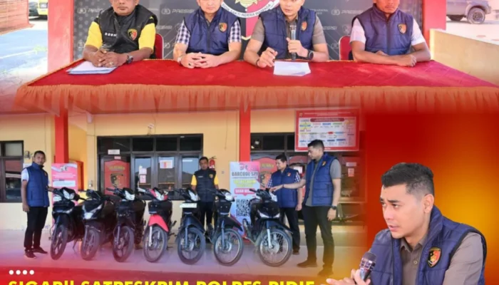 ‎Polres Pidie Ungkap Kasus Curanmor, Tiga Pelaku Ditangkap ‎ ‎Pidie – Satuan Reserse Kriminal (Satreskrim) Polres Pidie berhasil mengungkap kasus pencurian sepeda motor (curanmor) yang terjadi di beberapa lokasi di wilayah Kabupaten Pidie. Kamis, 23/4/2026. ‎ ‎Dalam pengungkapan tersebut, tiga orang pelaku berhasil diamankan beserta barang bukti hasil kejahatan. ‎Pengungkapan ini merupakan tindak lanjut dari dua laporan Polisi, yakni LP/B/28/II/2026 tertanggal 10 Februari 2026 dan LP/B/37/II/2026 tertanggal 25 Februari 2026. Berdasarkan hasil penyelidikan, aksi pencurian terjadi di Gampong Jeumpa, Kecamatan Pidie, serta di Gampong Siron Paloh, Kecamatan Padang Tiji. ‎ ‎Tiga tersangka yang diamankan masing-masing berinisial EN (50), RN (28), dan AM (28), yang merupakan warga Kabupaten Pidie. Ketiganya memiliki peran berbeda dalam setiap aksi pencurian yang dilakukan. ‎ ‎Kapolres Pidie AKBP Jaka Mulyana, SIK, MIK melalui Kasat Reskrim Polres Pidie Iptu Mirzan, S.H., M.Si menjelaskan, para pelaku beraksi secara bersama-sama dengan menyasar sepeda motor yang terparkir di lokasi sepi. ‎ ‎Mereka menggunakan kunci palsu jenis letter T untuk merusak kunci kontak kendaraan. Dalam salah satu kasus, pelaku juga memanfaatkan kelalaian korban yang meninggalkan kunci di dalam jok sepeda motor. ‎ ‎“Para pelaku beraksi pada waktu-waktu sepi untuk menghindari perhatian warga. Salah satu tersangka terlibat dalam seluruh rangkaian pencurian, sementara pelaku lainnya terlibat di beberapa tempat kejadian perkara,” ujarnya. ‎ ‎Dari hasil pengungkapan, petugas berhasil mengamankan dua unit sepeda motor, yaitu Honda Supra 125 warna hitam dan Honda Beat warna merah putih. Selain itu, diketahui salah satu kendaraan sempat dijual oleh pelaku setelah diubah warna catnya. Terang Iptu Mirzan.  ‎ ‎Penangkapan dilakukan di lokasi berbeda. EN diamankan di Jalan Beureunuen–Tangse saat membawa sepeda motor hasil curian, RN ditangkap di kawasan SPBU Blang Malu, dan AM diamankan di rumahnya di Kecamatan Padang Tiji. ‎ ‎Berdasarkan hasil pemeriksaan, motif para pelaku melakukan pencurian diduga karena faktor ekonomi, salah satunya untuk kebutuhan pembangunan rumah. ‎Atas perbuatannya, para tersangka dijerat dengan Pasal 477 ayat (1) huruf g KUHPidana dengan ancaman hukuman maksimal 5 tahun penjara. ‎ ‎Polres Pidie mengimbau masyarakat agar meningkatkan kewaspadaan, tidak meninggalkan kunci di kendaraan, serta menggunakan kunci pengaman tambahan guna mencegah terjadinya tindak kejahatan serupa. ‎