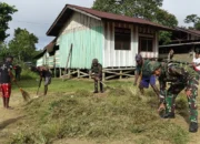 Peduli Sosial Satgas Yonif 521/DY Hadir Dalam Pembersihan Lingkungan di Kampung Muaranawa