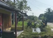 Perkuat Kebersamaan, Warga Desa Takkalala Gotong Royong Bersihkan Parit Bersama Babinsa dan Pemerintah Kecamatan