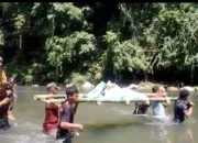 Infrastruktur Mandek, Warga Bulo Terpaksa Pikul Jenazah Lewati Hutan dan Sungai