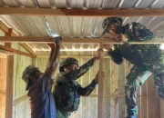 Membangun Harapan dan Kebersamaan, Satgas Yonif 521/DY Hadir Bantu Perbaikan Rumah Warga di Distrik Kobakma