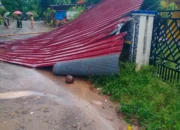Cuaca Ekstrem Porak-porandakan Pesisir Larompong Selatan, Puluhan Perahu Nelayan Rusak