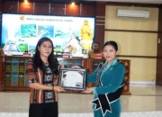 Bantu Persalinan Darurat di Atas KM Dharma Rucitra VII, Bidan Muda Theresa Arias Vivianti Terima Penghargaan dari Ketua Tim Pembina Posyandu Sikka