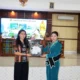 Bantu Persalinan Darurat di Atas KM Dharma Rucitra VII, Bidan Muda Theresa Arias Vivianti Terima Penghargaan dari Ketua Tim Pembina Posyandu Sikka