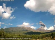 Gunung Lewotobi Laki-Laki Semburkan Abu 1,5 Kilometer, Warga Diminta Waspadai Banjir Lahar