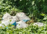 Sampah Berserakan di Jalan Poros Gunung Jaya–Ladongi, Warga Pertanyakan Keseriusan Penanganan Lingkungan