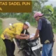 Bukti Nyata Pelayanan Publik: Kades Palangiseng Jadikan Sadel Motor Sebagai Meja Kerja Demi Warga
