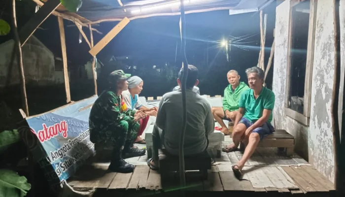 Babinsa Koramil 430-02/Sungsang Bersama Warga Desa Srikaton Aktifkan Siskamling, Perkuat Sinergi Jaga Keamanan Lingkungan