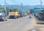 Antrean BBM Meluber ke Badan Jalan, Trans Sulawesi Terganggu dan Avanza Nyaris Kecelakaan